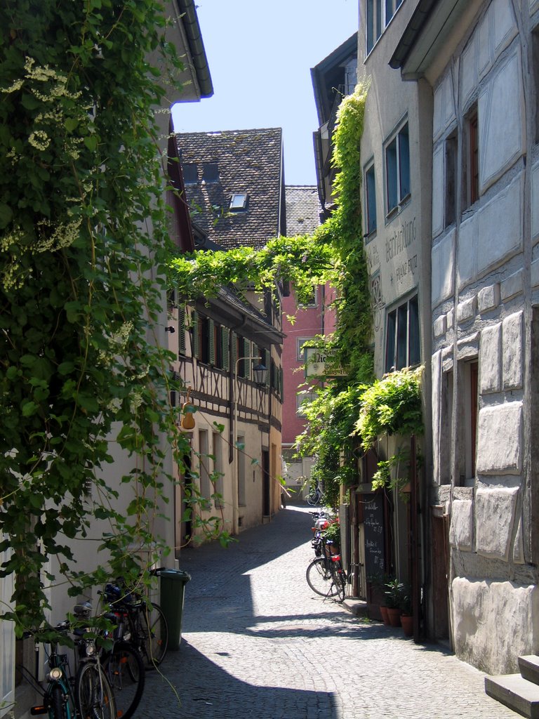 Niederburggasse in der Konstanzer Altstadt by Horst Kunz