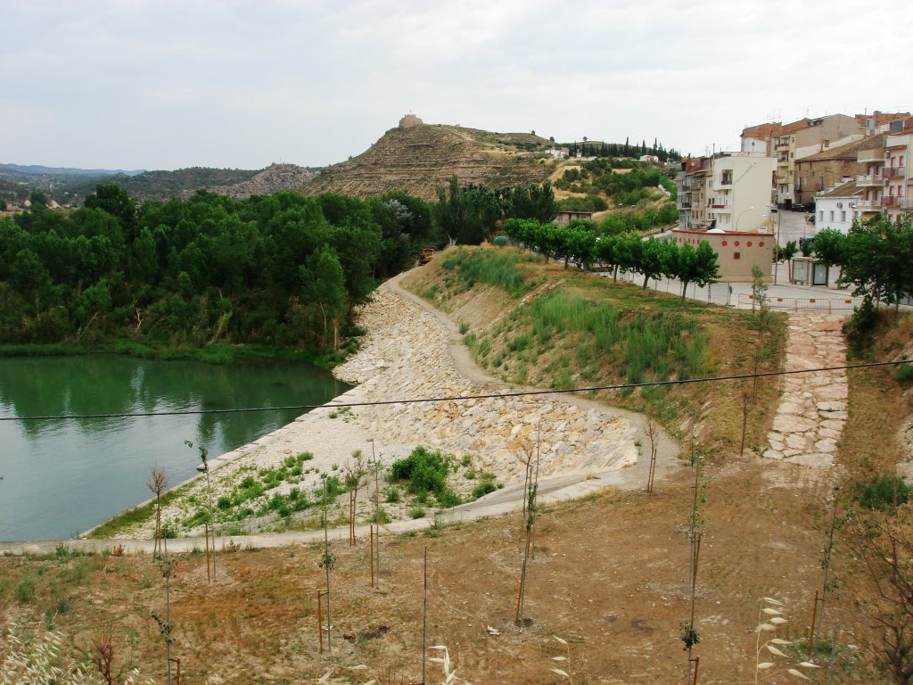 Muralla de defensa per les riuades de l'Ebre. Al fons el castell de Flix. by .Jordi.