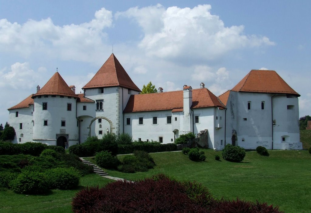 Vár - Varasd - Castle - Varaždin - Croatia by Tom Portschy