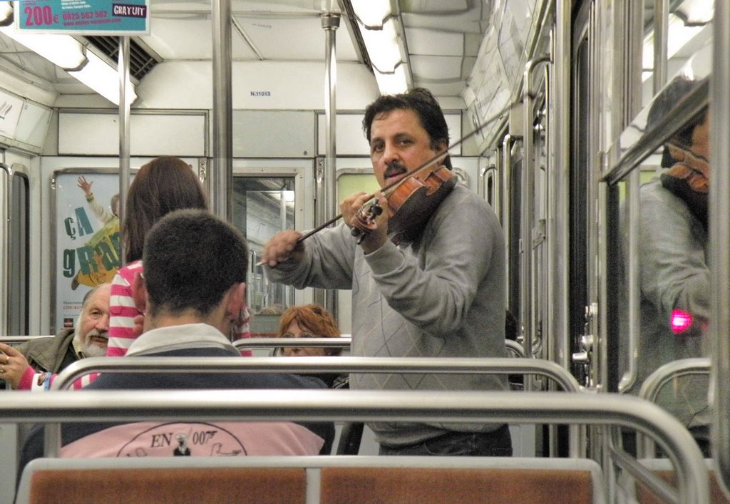 Violoniste Tzigane sur la ligne 9 du métro. by pivapao