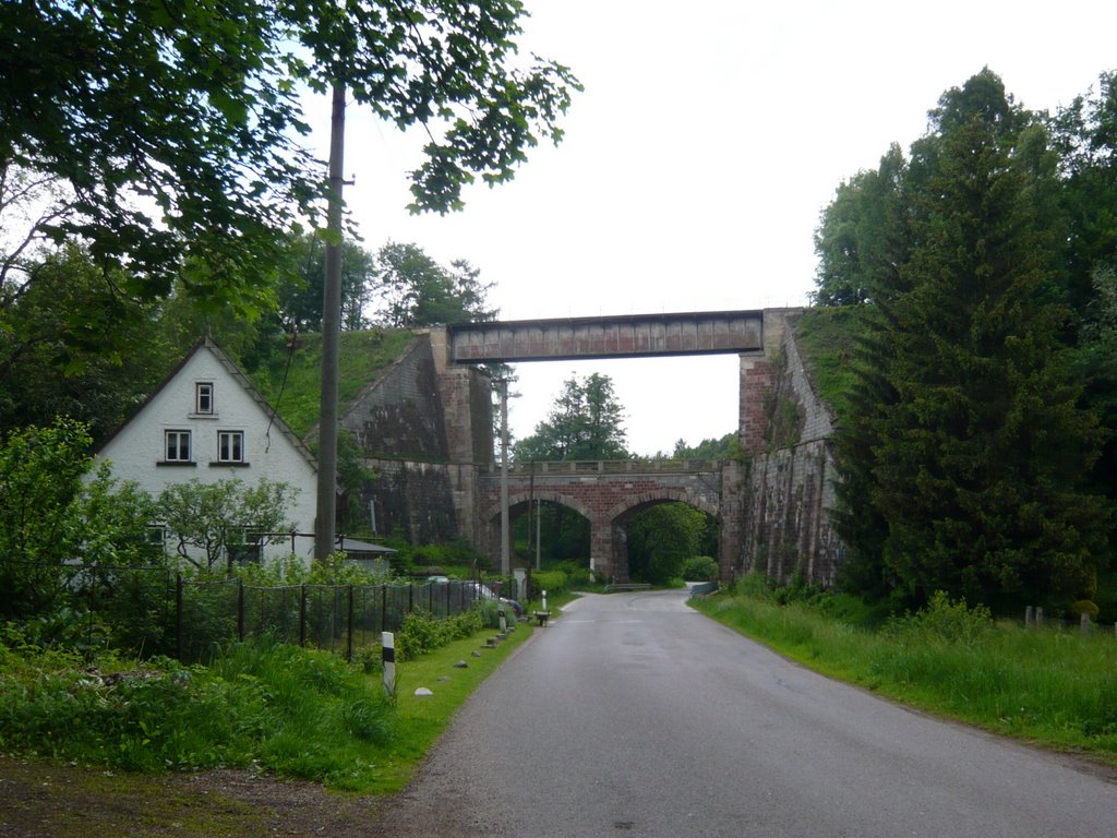 Dvojitý železniční viadukt by bikemp