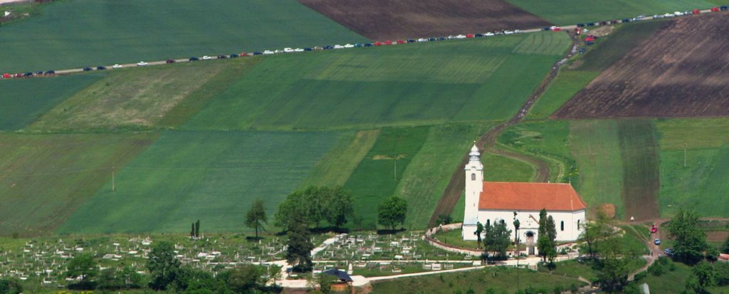 Csobotfalva neobarokk stilusú műemléktemploma és a temetőkert / Cioboteni by Dénes László