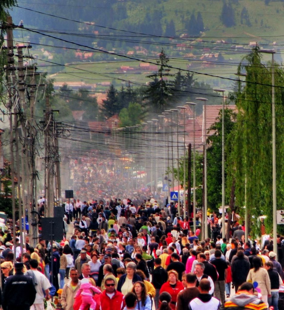 2009-es Pünkösdi sokaság a Szék úton, háttérben a Szécseny-ödülőfalucska / Mulţimea la Rusalii din 2009, Seceni în plan îndepărtat by Dénes László