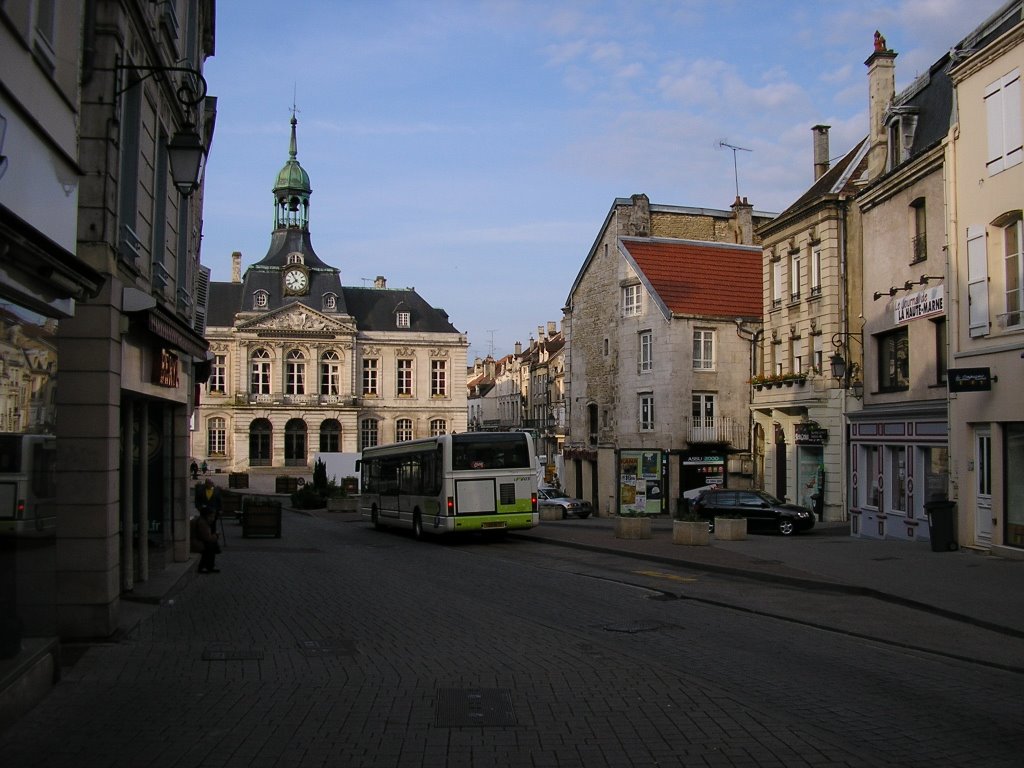 La rue Victoire-de-la-Marne et l'Hôtel-de-ville by Jean-Louis Claes