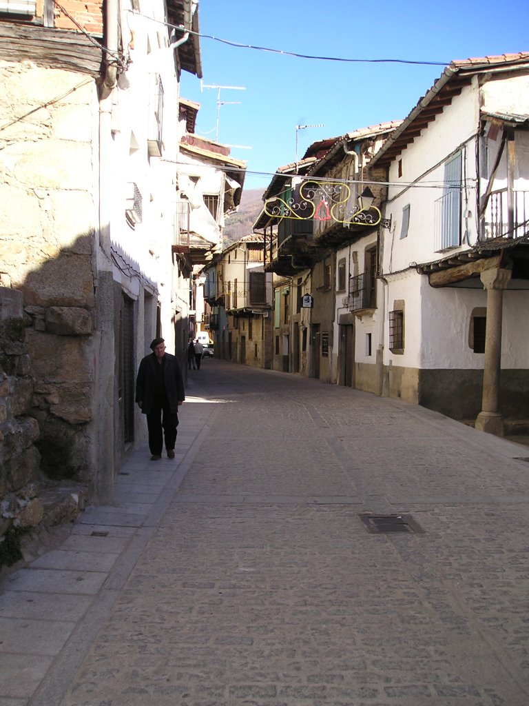 Calle en Garganta La Olla. Enero 2004 by viajeroandaluz