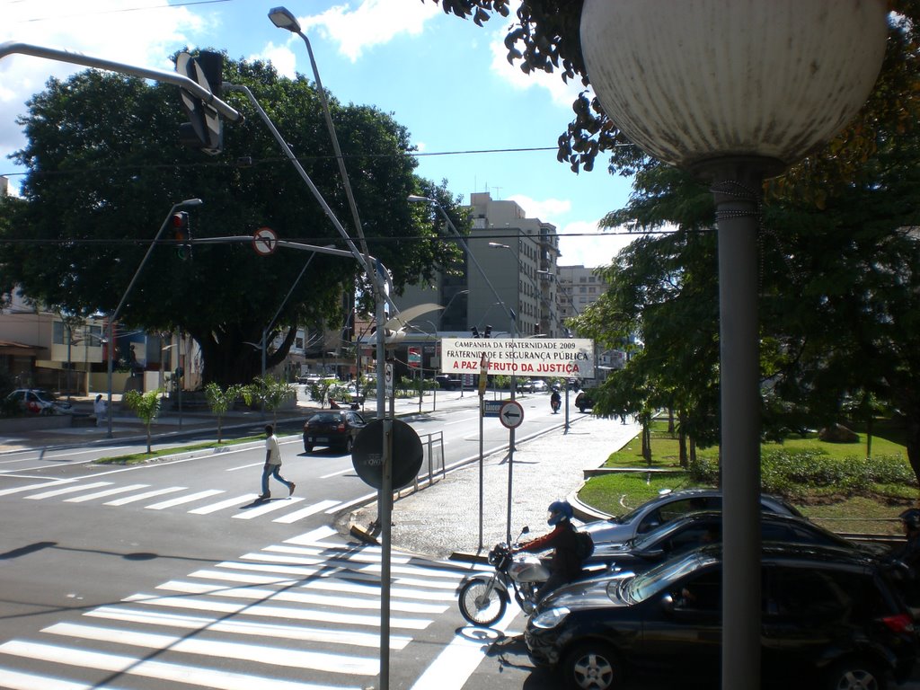 Marília - Av. Sampaio Vidal - direção norte - à esquerda, praça Saturnino de Brito by Márcio Capelini