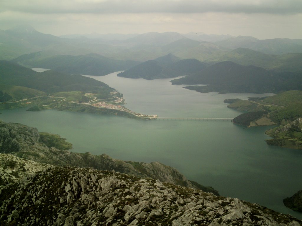 EMBALSE Y PUEBLO DE RIAÑO by quorum