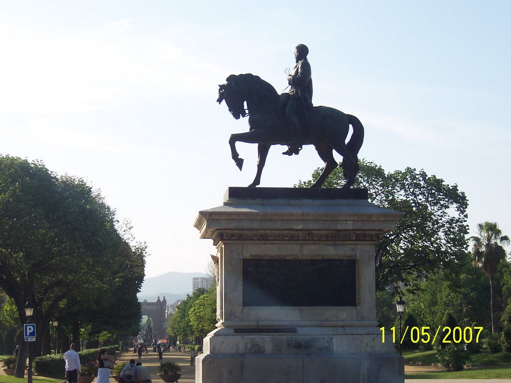 Estatua ecuestre del general Prim y Arco del Triunfo al fondo by Arual