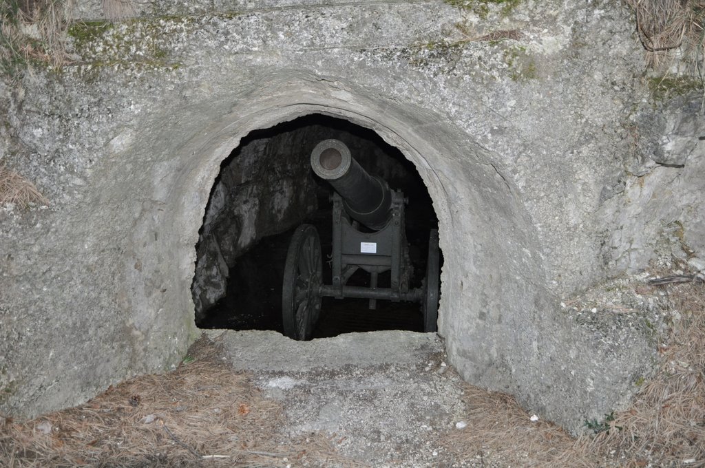 Grotta Damiano Chiesa con cannone by B3RTO