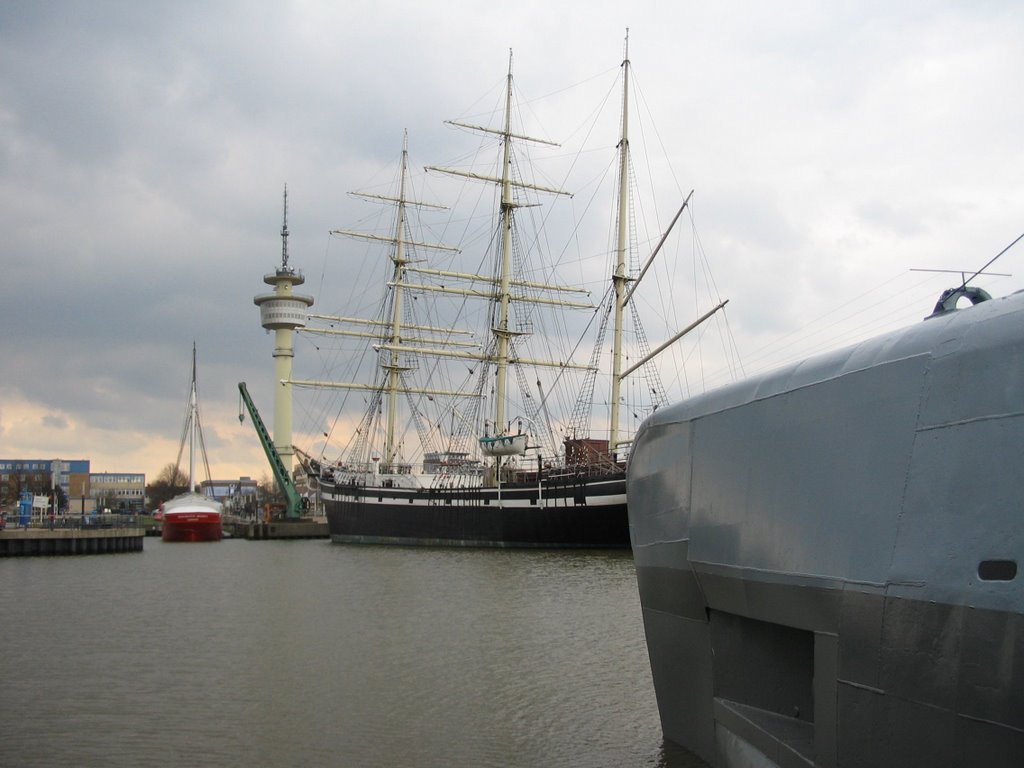 Bremerhaven: Museumshafen, Bark "Seute Deern" und Radarturm (vom U-Boot "Wilhelm Bauer" aus fotografiert) by Emmes