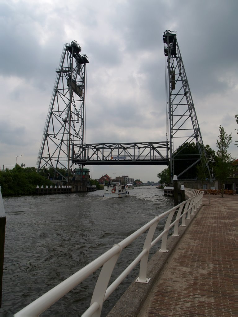 Hefbrug vanaf de Nesse by Sjaukema