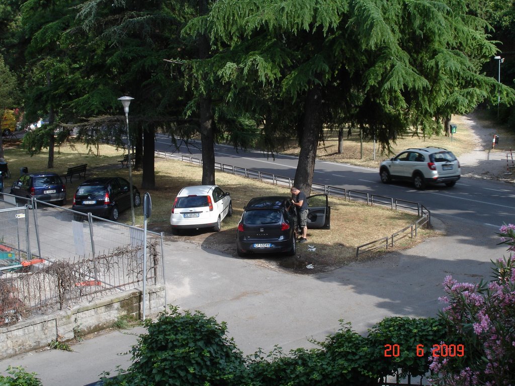 L'inciviltà non ha limiti: giardino pubblico rovinato dal parcheggio selvaggio by enricofranzon