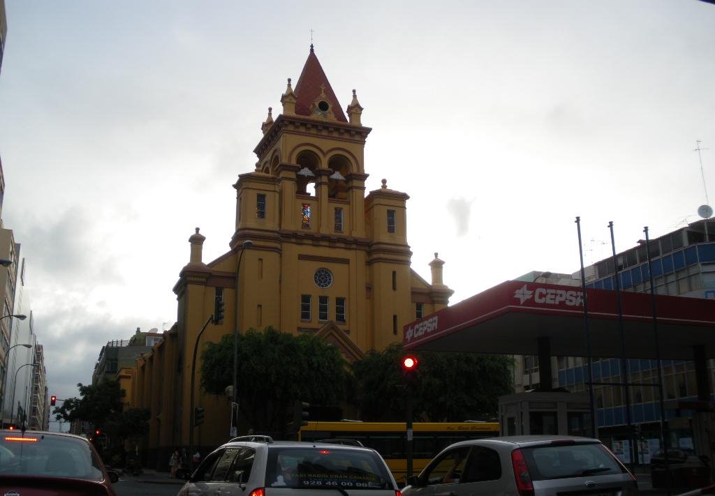 Iglesia Santa Maria del Pino by S. Jimenez