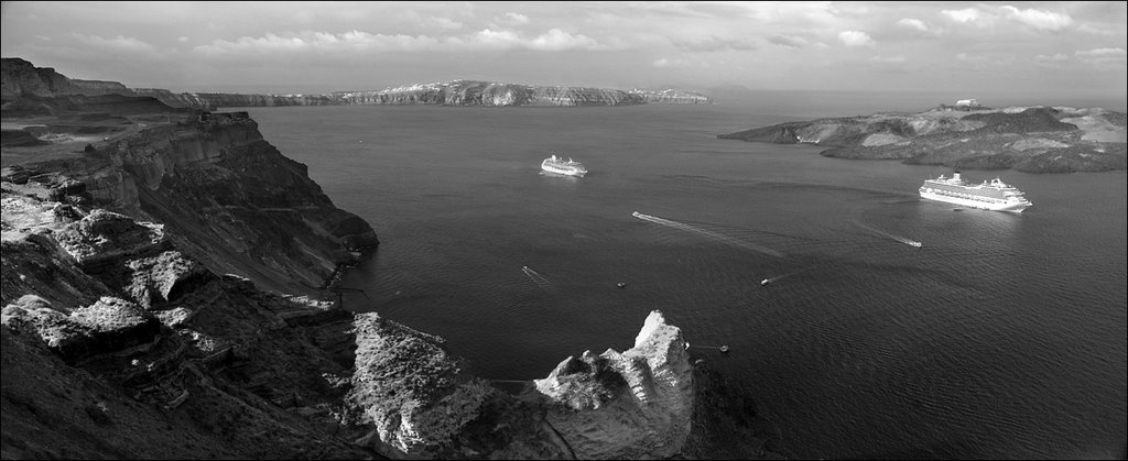 Les falaises de Fira sur l'île de Santorin by Henri Manguy