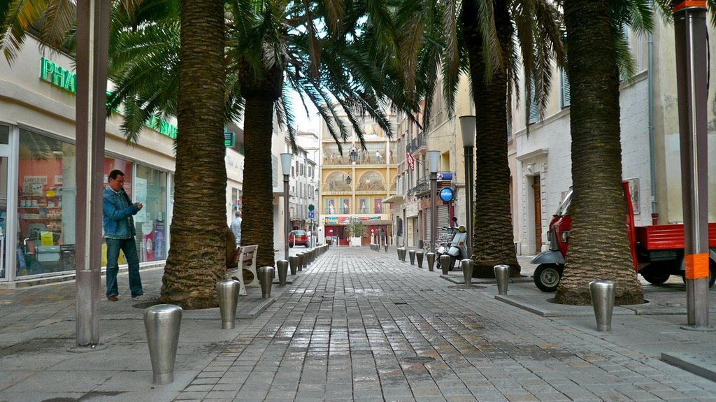 Toulon, rue pavée près du port by Giovanni Sottile