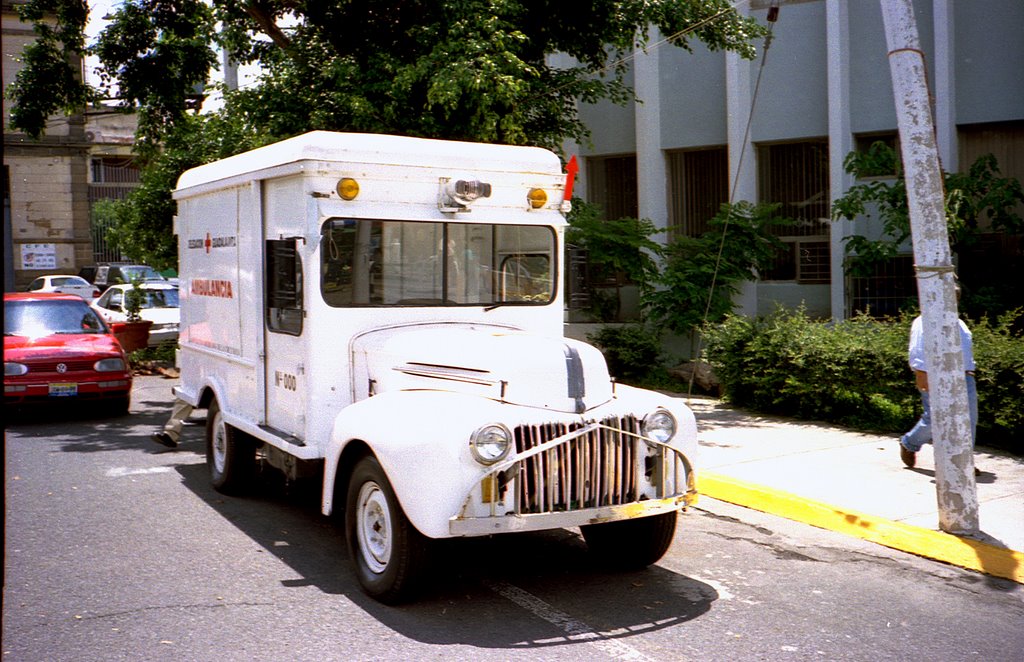 Ambulancia de la Cruz Roja Parque Morelos. by Hugo Vázquez