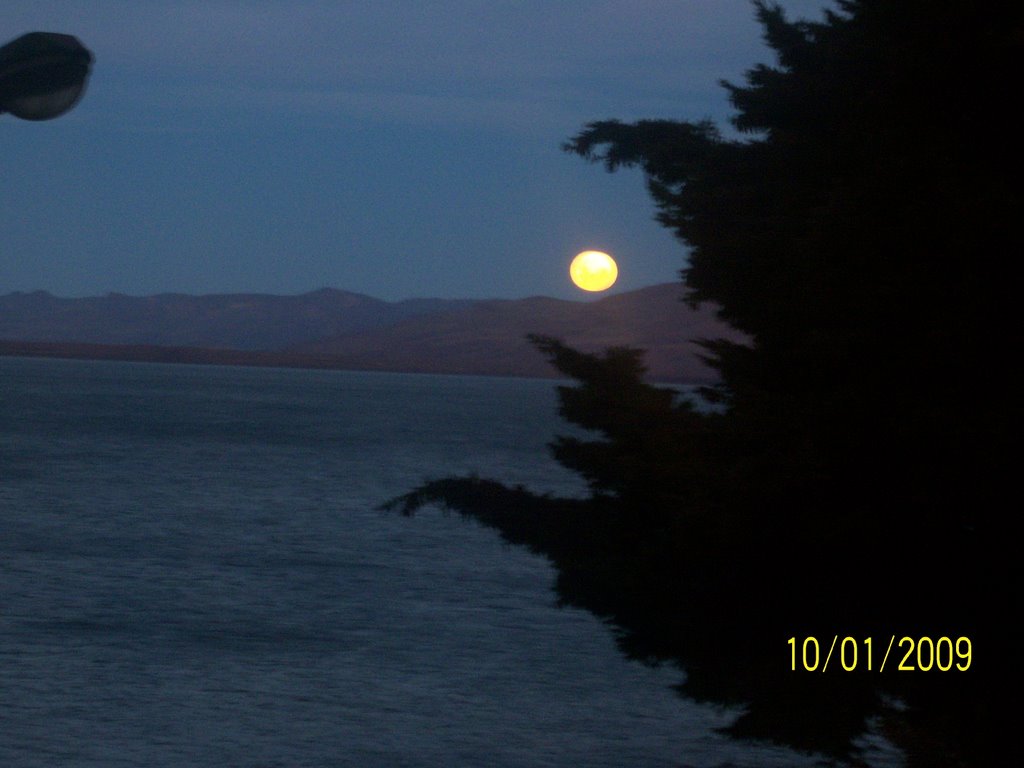 La luna asomandose sobre el lago desde mi casa by alebari