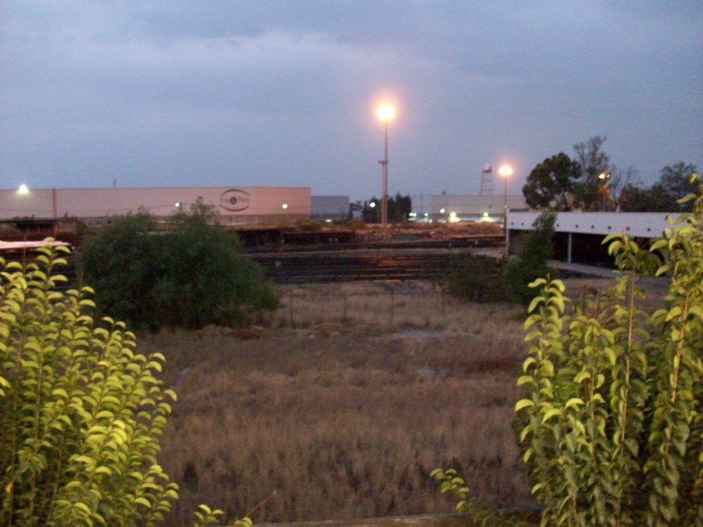 Vías hacia talleres y garage en Naves de depósito de El Rosario by Esdras Hernández R.