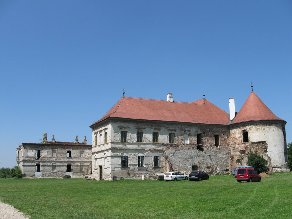 Bonţida, judeţul Cluj, România - Castelul Banffy - Clădirea Mikloş; Banffy Castle - Mikloş Building by Ilie Olar