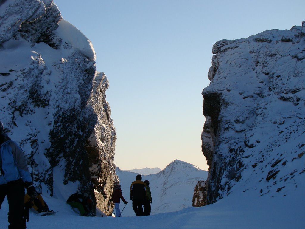 Cerro castor brecha entre las rocas by arschwartz