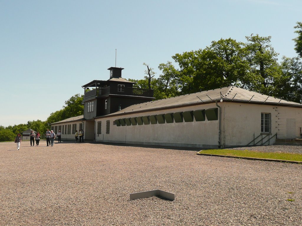 Buchenwald - Blick aus dem Lager auf das Eingangsgebäude des Konzentrationslager. Rechts der Arrestzellenbau "Bunker". Links waren die Diensträume des Lagerführers. by Heribert Duling