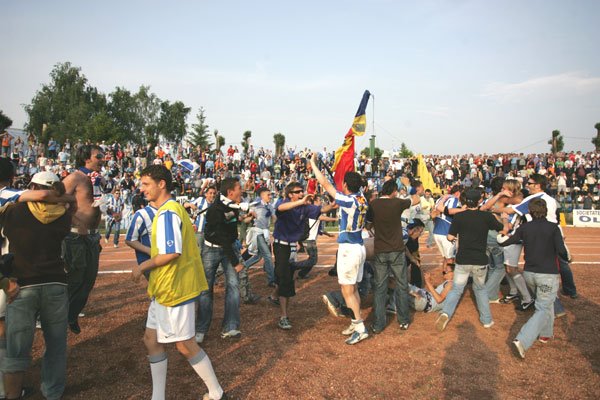 Gioia immensa dopo la vittoria del CRAIOVA, invasione del campo by userpanoramio