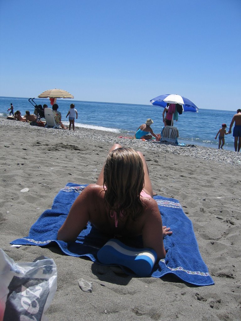 En la playa by Quino Cascorro