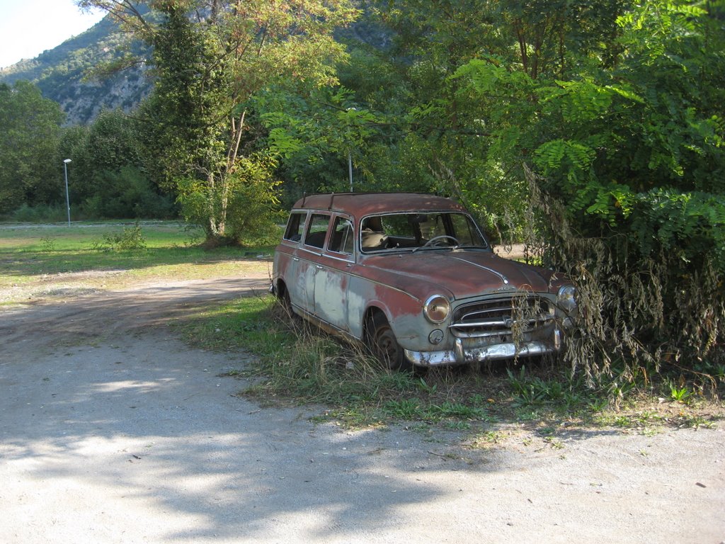 Vieille voiture en gare de breil. by loic1520