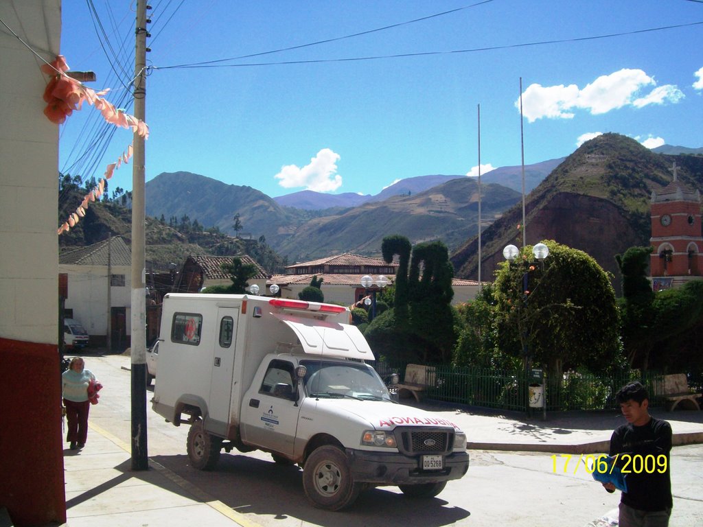 Ambulancia de Tambo en plaza de armas de San Miguel by alexandernet