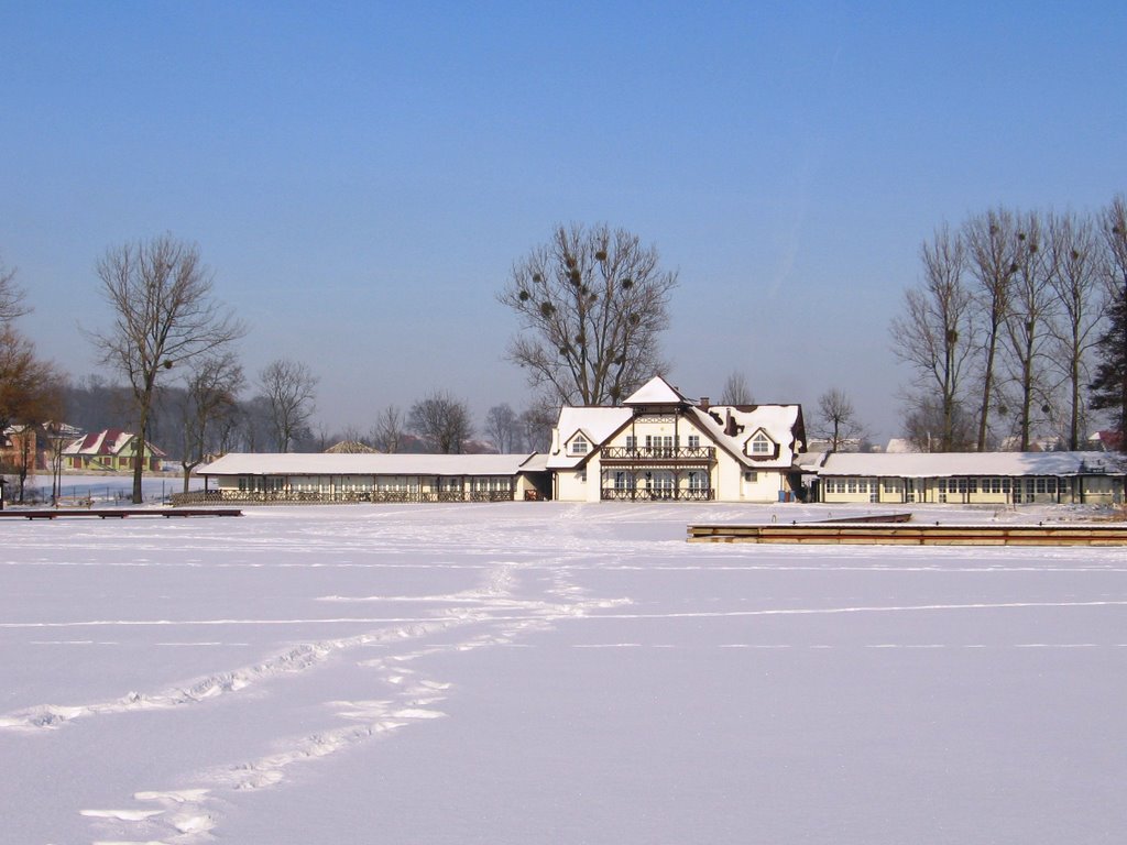 Łazienki Chodzieskie winter view from the lake by Gilbert77