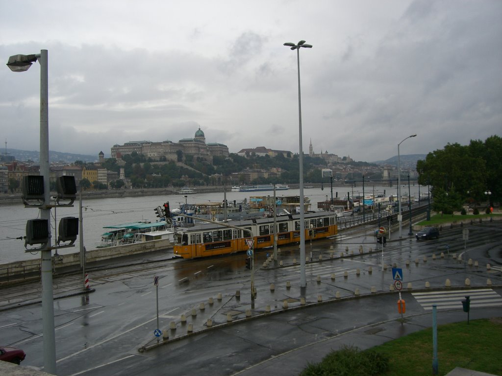 Budapest mit Parlament-Gebäude im Hintergrund, naja, das Wetter hätte besser sein können, 05.08.06 by McJ