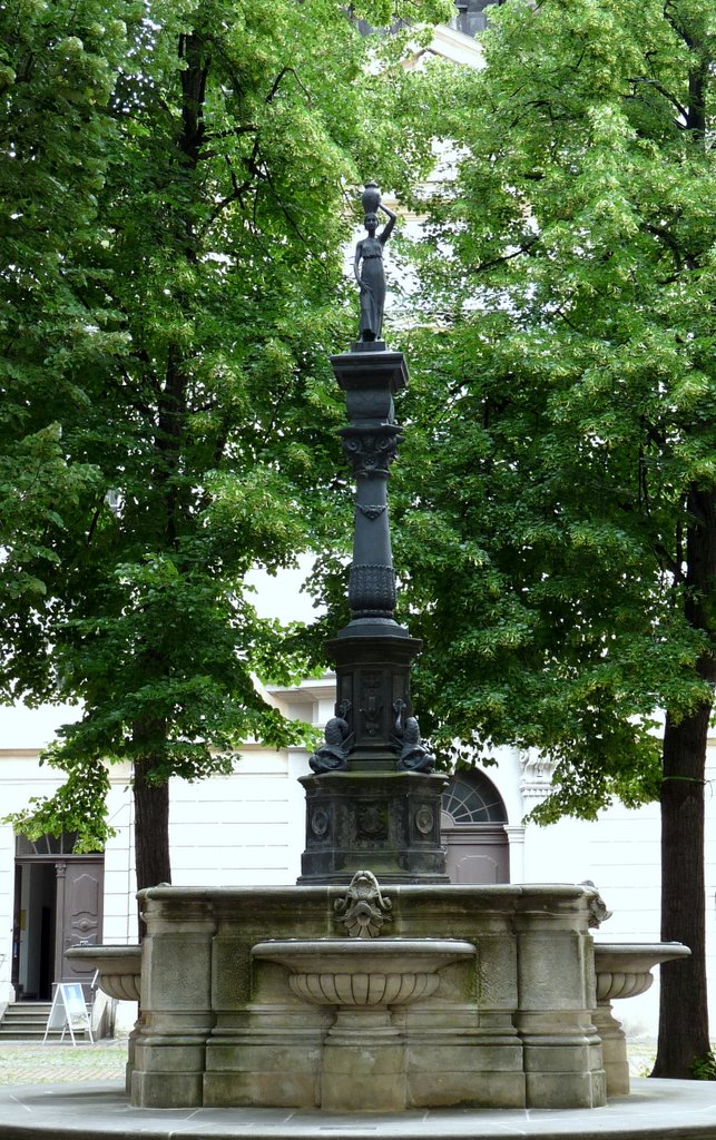 Rebecca-Brunnen vor der Dreikönigskirche by mimi.handorf