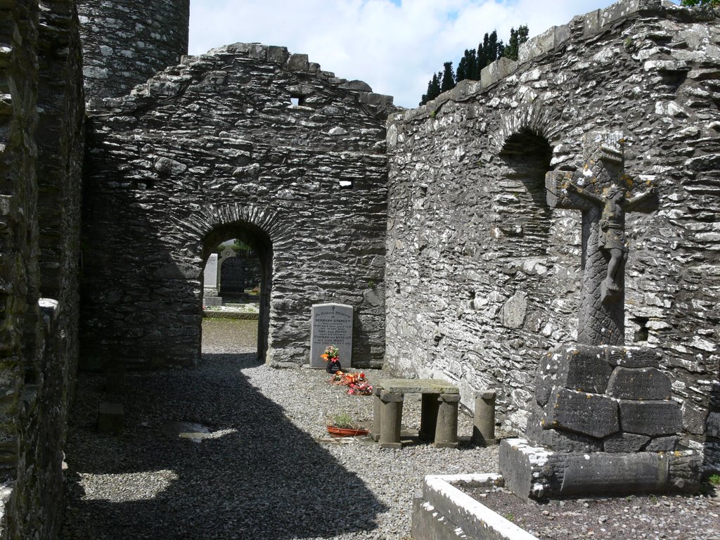 Monasterboice (Ireland) by Naru Kenji