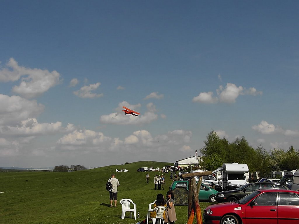 Jährlich im Mai: Fallschirmspringertreffen in Udersleben. Hier: "Anna" zieht hoch by K. Fischer