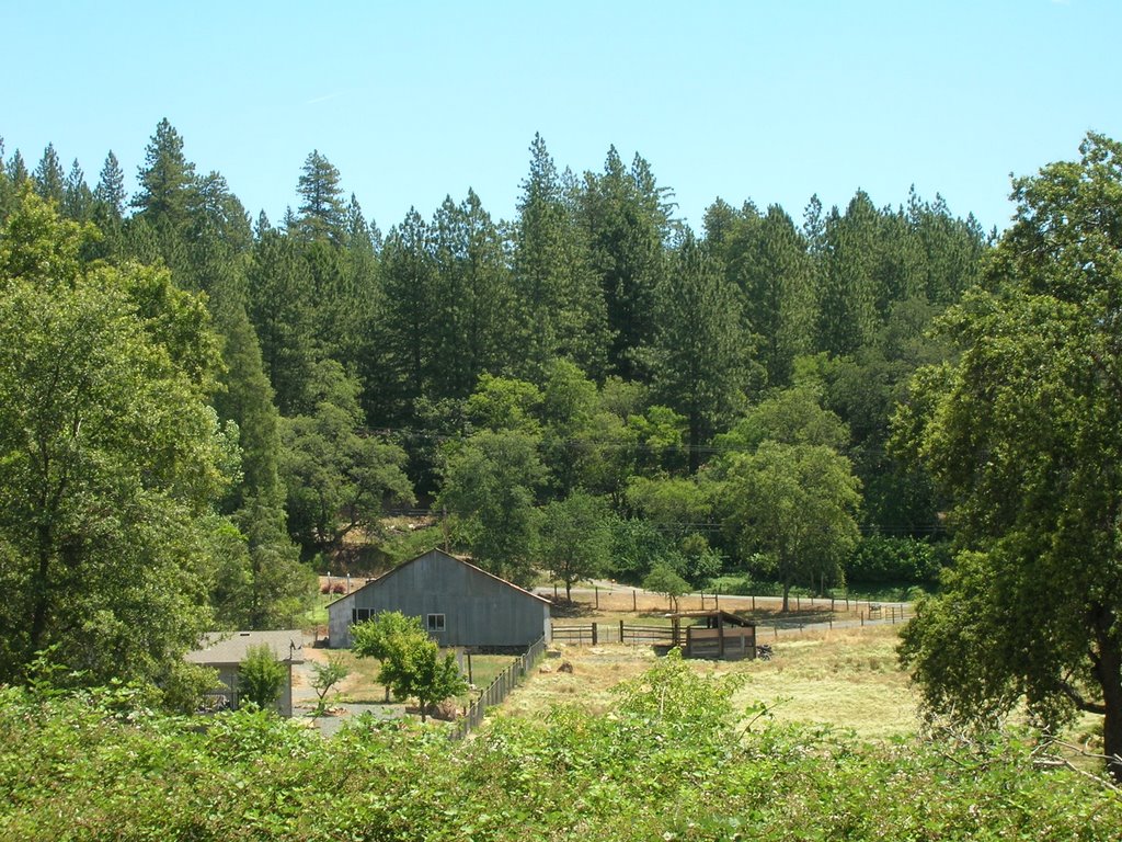 Barn along Applegate Road. Used to be old Lincoln Highway. by DRAFTER