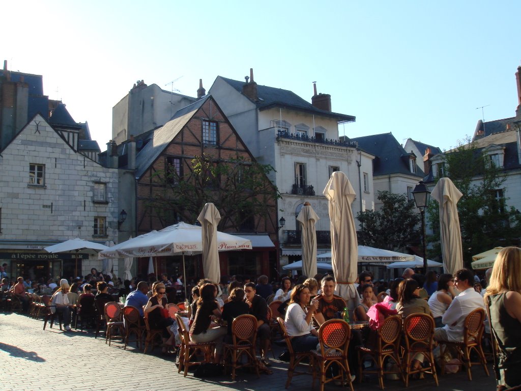 Une place de Tours by José Ángel González …