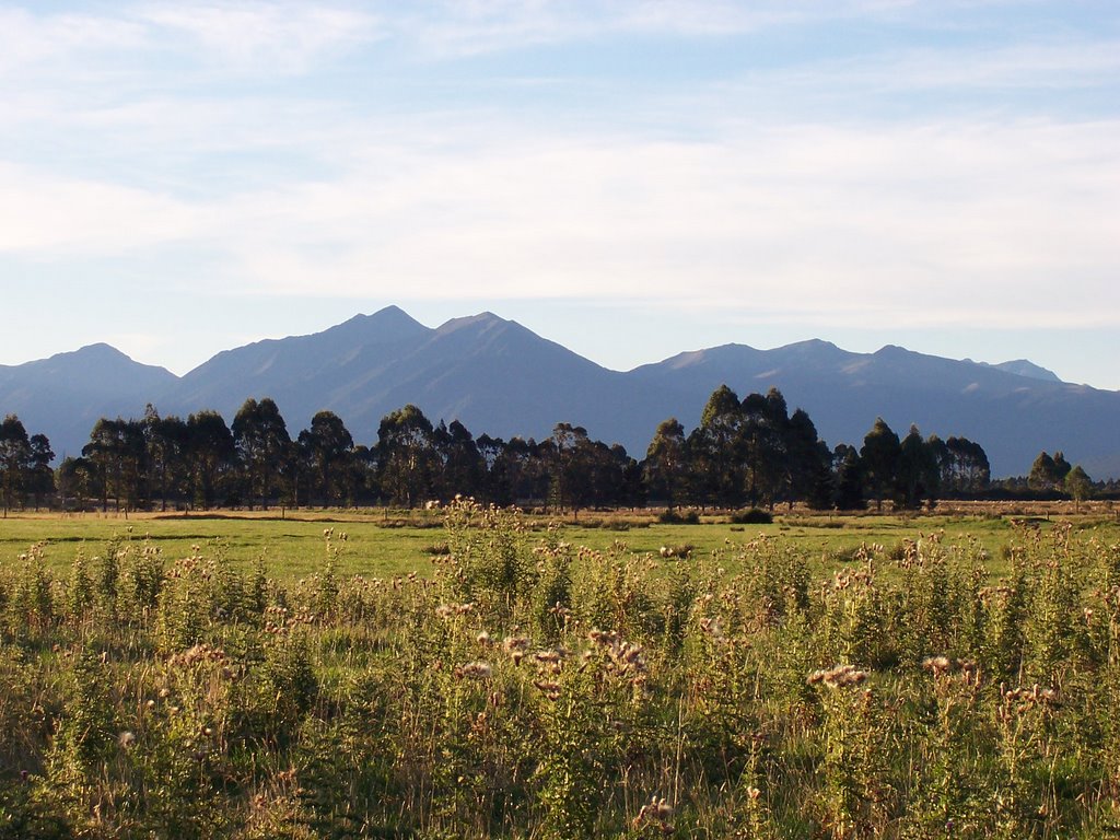 In the distance, the silhouette of Fiordland mountains by Michaël HOEN