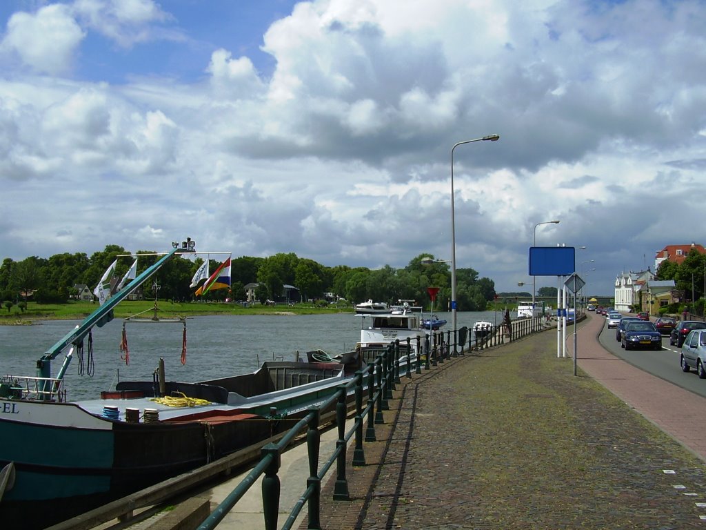 Aanlegsteigers en wijkje aan westoever by Waldo Gadellaa