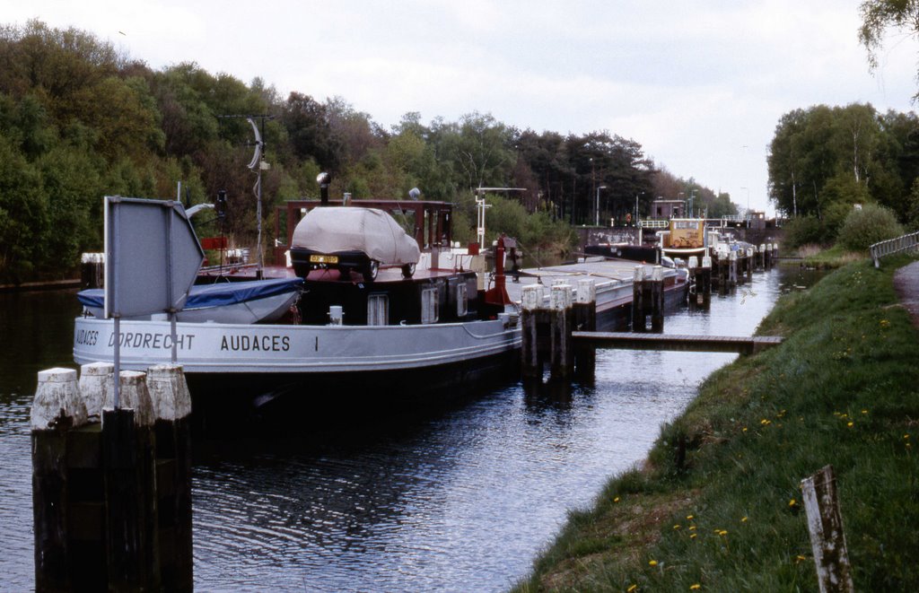 Boat Jam - Tilburg, Wilhelmina Kanaal by Lynx Roberts