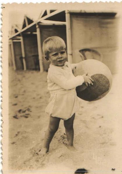 Mar del Plata años 40, niño ypelota by sebastianglenz