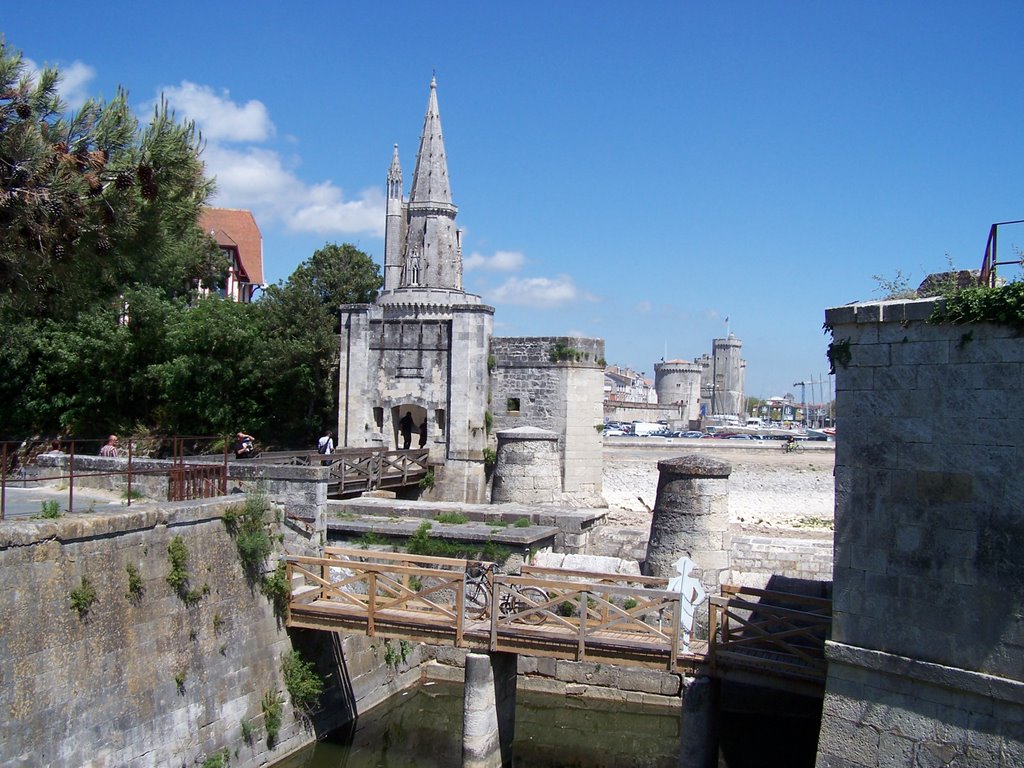 La Porte des Deux-Moulins by FGuertin