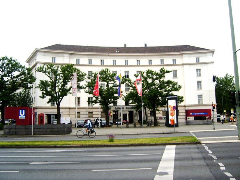 Berlin-Wilmersdorf: Das Rathaus am Fehrbelliner Platz by dudeyberlin