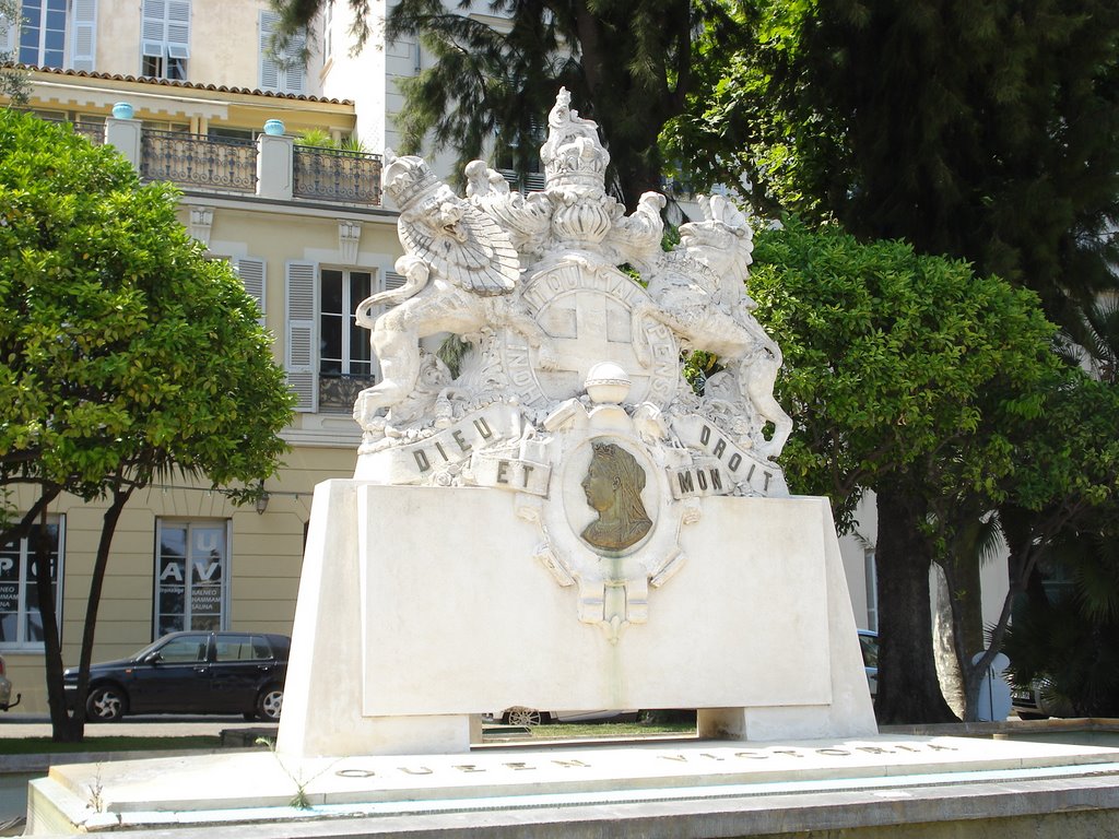 Monumento à Rainha Victória, acídua frequentadora de Menton by RNLatvian