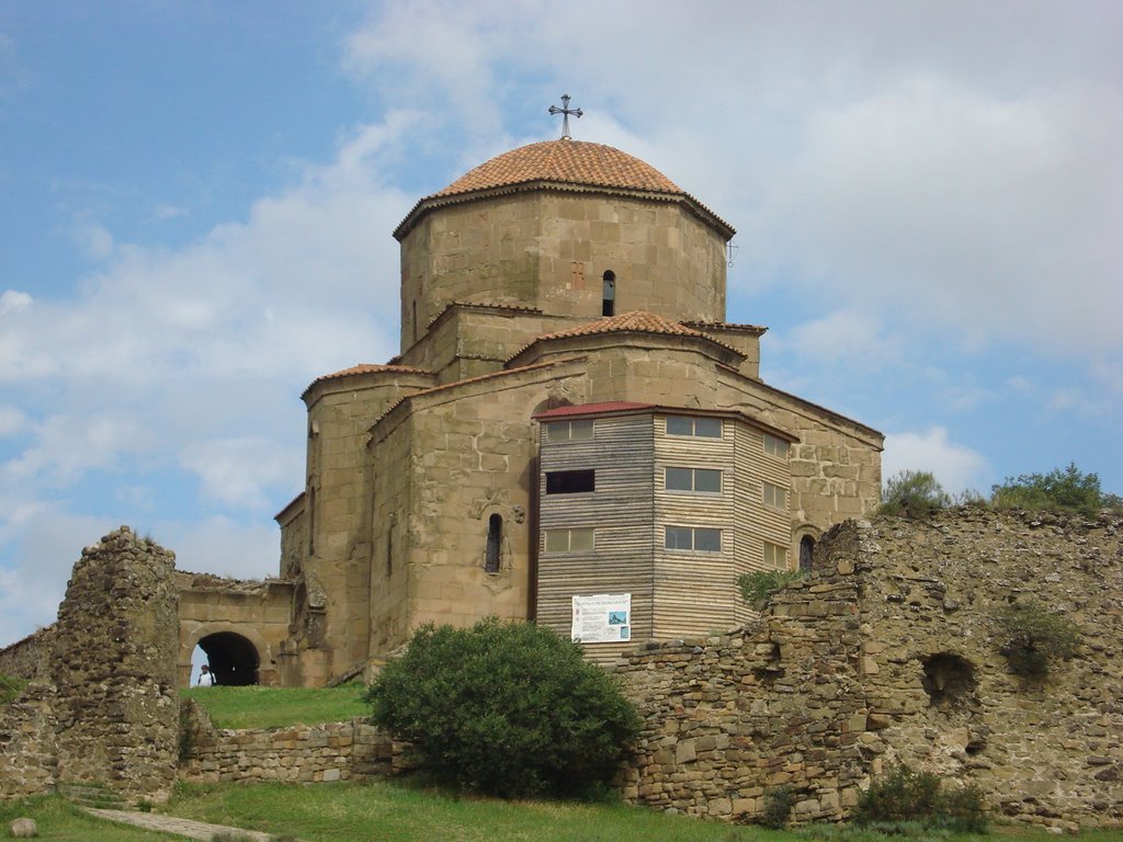 A Igreja da Cruz (Jvari), nas colinas Sagurami, em Mtskheta by RNLatvian