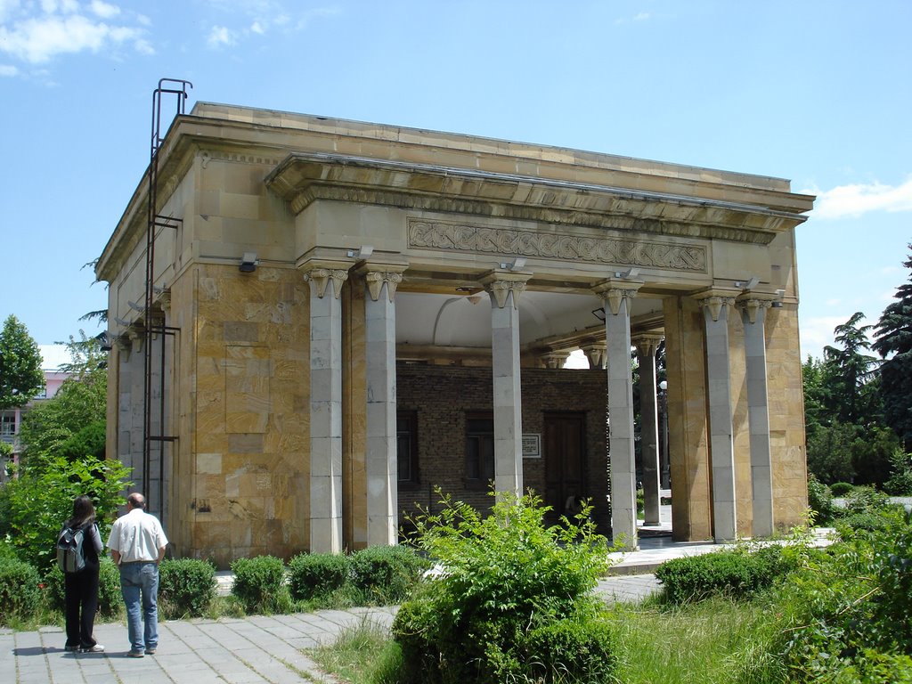 Dentro do pavilhão está a modesta casa onde nasceu Stalin, filho de sapateiros de Gori by RNLatvian