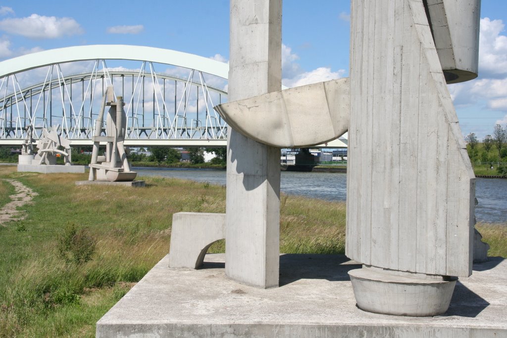 Vier vormen uit beton aan het Amsterdam-Rijnkanaal. by Carl030nl