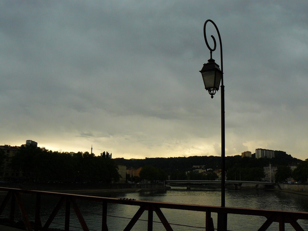 Puente sobre el río Saône by antoine2007