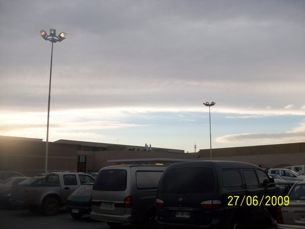 Crepúsculo de atardecer desde el Mall Plaza Oeste. Cerrillos Chile Santiago by Ignacio Paredes