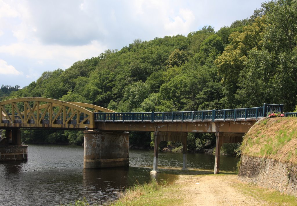 Saint-Laurent-les-Eglises : sous le pont, le Taurion rive droite by macrobert