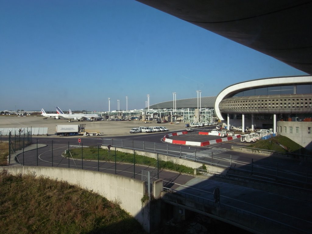 L'aéroport de Paris-Charles-de-Gaulle by Aki Maeda